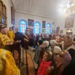 Воспитанники воскресной школы храма приняли участие в Божественной литургии.